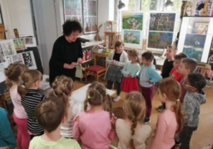 dzieci wykonują prace plastyczne na dużych formatach