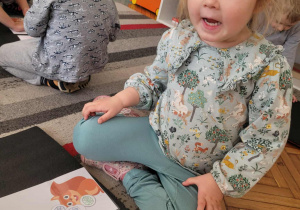 dziecko wykonujące zadanie na kacie pracy