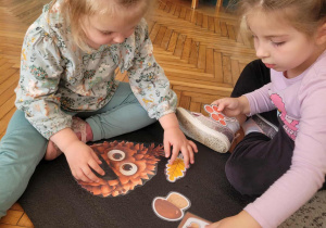 dziecko wykonujące zadanie na kacie pracy