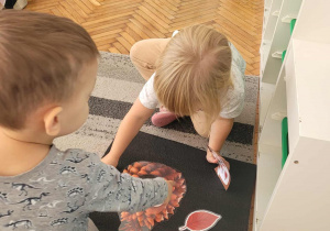 dziecko wykonujące zadanie na kacie pracy