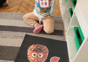 dziecko wykonujące zadanie na kacie pracy