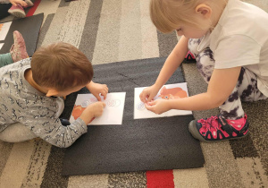 dzieci wykonujące zadanie na kacie pracy