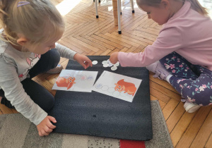 dzieci wykonujące zadanie na kacie pracy