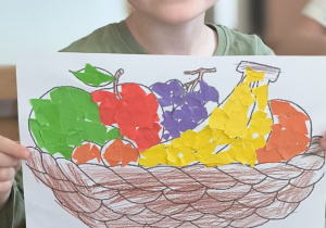Chllopiec z koszem owoców