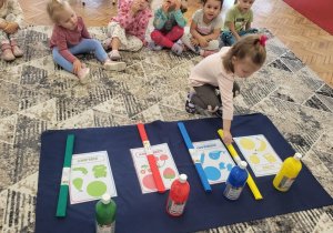 dziecko wskazuje na planszy wybrany kolor