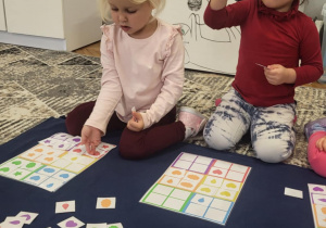 dzieci grają w grę Kolory, dopasowując obrazki do poszczagólnych kolorów