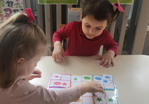 dzieci grają w grę Kolory, dopasowując obrazki do poszczagólnych kolorów