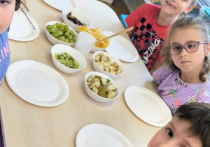 Dzieci siedza przy stole