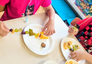 Dziewczynka nadziewa pomarańczę