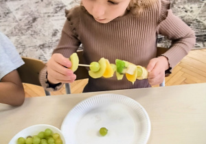 Dziewczynka nadziewa kiwi