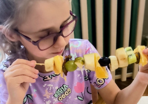 Dziewczynka je owoce