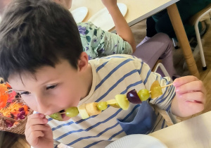 Chłopiec je owoce