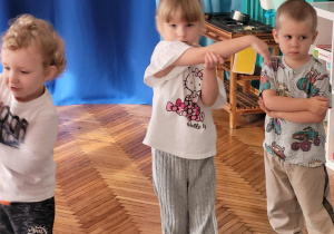 Dziewczynka macha ręką jak trąbą słonia
