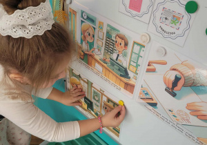 Dziewczynka przyczepia ilustrację nadania paczki na poczcie