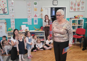 Pani dyrektor z ołówiem w dłoni