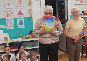 Pani dyrektor czyta teks pasowania na przedszkolaka