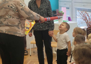 Pani dyrektor pasuje chłopca na przedszkolaka