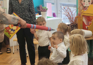 Pani dyrektor pasuje dziewczynkę na przedszkolaka