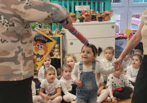 Dziewczynka pasowana na przedszkolaka