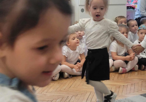 Dziewczynka idzie po kole