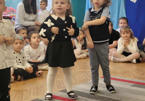 Dziewczynka z chłopcem wskazują na siebie