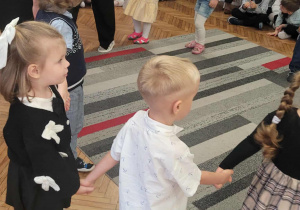 Dzieci kręca się w kółeczku