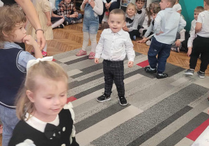 Chłopiec stoi w środku koła
