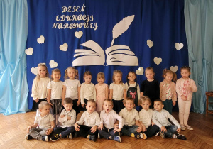 Grupa druga na tle napisu Dzień Edukaji Narodowej