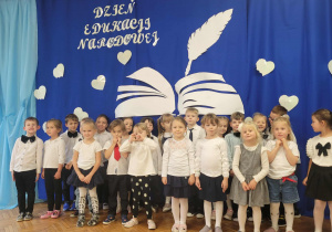 Grupa trzecia na tle napisu Dzień Edukacji Narodowej