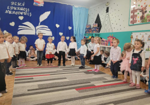 Dzieci z drugiej grupy stoją w półkolu