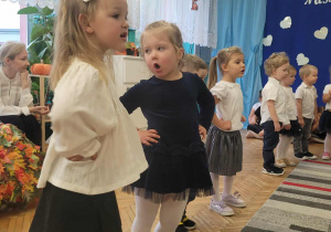 Dziewczynki śpiewają piosenkę