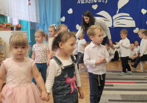 Dziewczynki w parze idą po kole