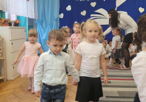 Dzieci w parach idą po kole
