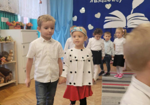 Chłopiec z dziewczynką idą po kole