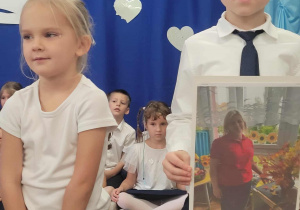Chłopiec trzyma zdjęcie pani woźnej z grupy pierwszej