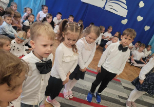 Chłopiec wypowiada swój wiersz