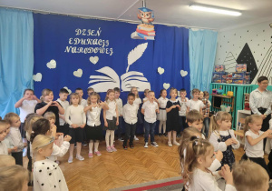 Dzieci stoją i spiewają piosenkę