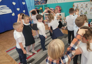 Dziewczynka kręci się w kółeczko