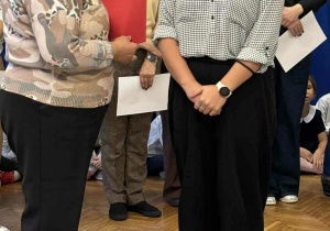 Pani woźna z grupy drugiej odbiera nagrodę dyrektora