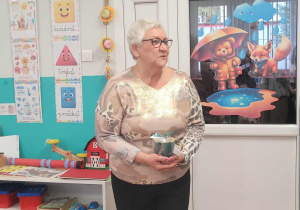 Pani Dyrektor z prezentem od Rady Rodziców