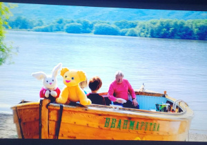 Emma i kacper z dziadkiem na łódce