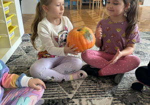 Dziewczynka podaje dynie