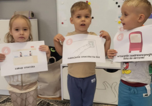 dzieci wskazują na planszę