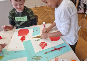 Chłopiec odbija liść na kartce