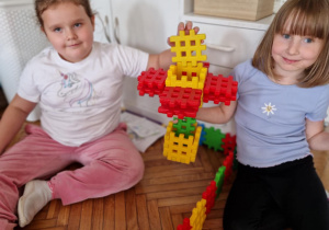 Dziewczynki z budowlą z klocków - robot