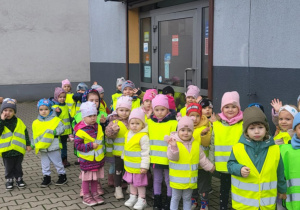 dzieci stoją przed pocztą