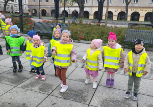 dzieci w kamizelkach stoją na Starym Rynku