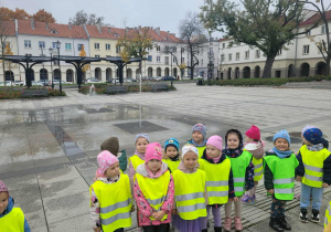 dzieci w kamizelkach stoją na Starym Rynku