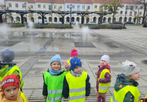 dzieci w kamizelkach stoją na Starym Rynku