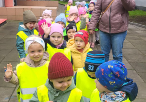 dzieci wychodzą z przedszkola